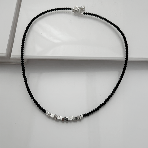 Collar Piedritas Conchitas Cubitos