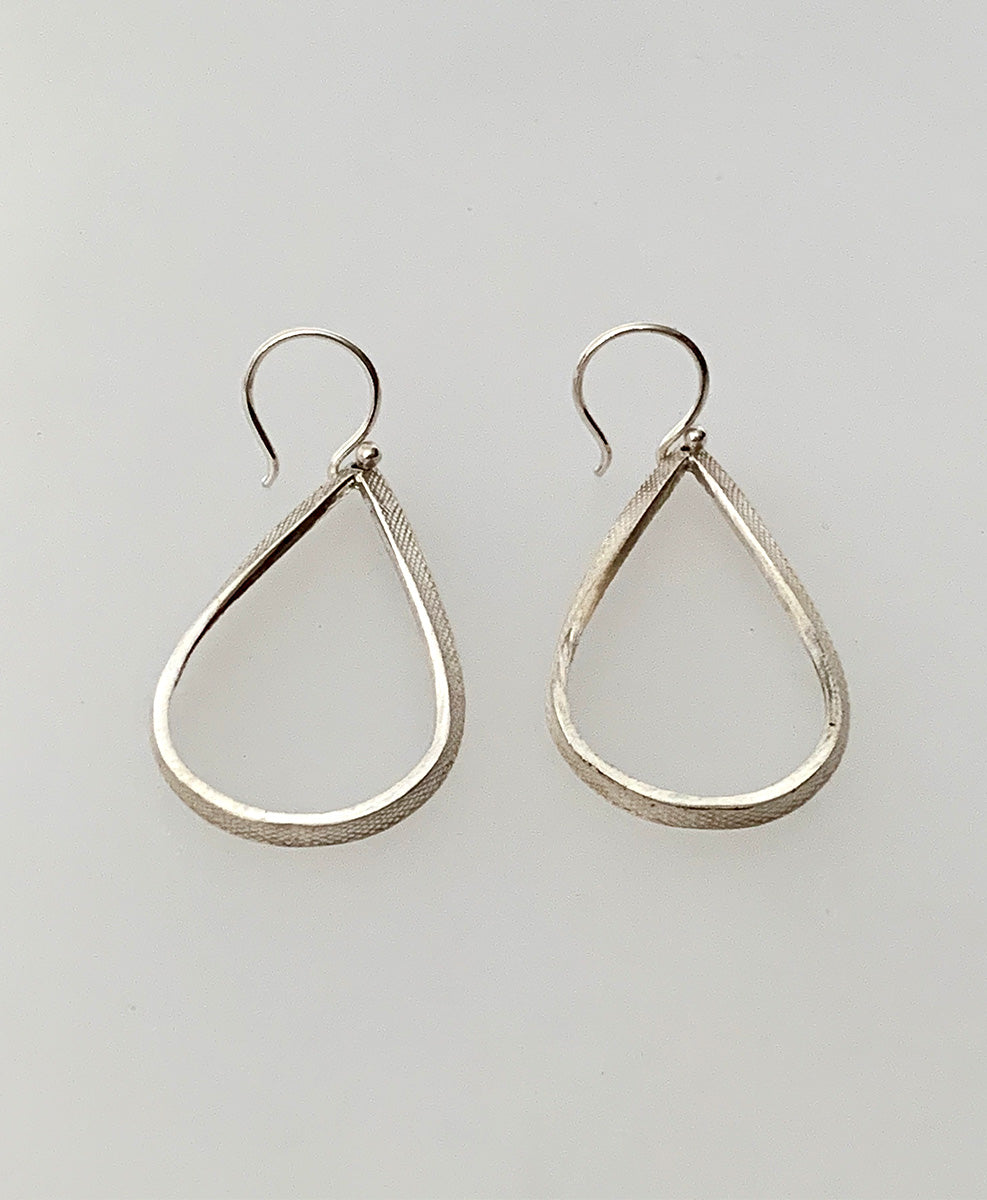 Arete Gota Cinta Punteada