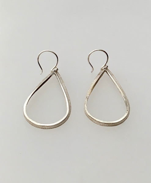 Arete Gota Cinta Punteada