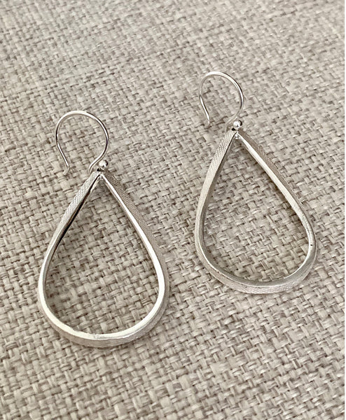 Arete Gota Cinta Punteada